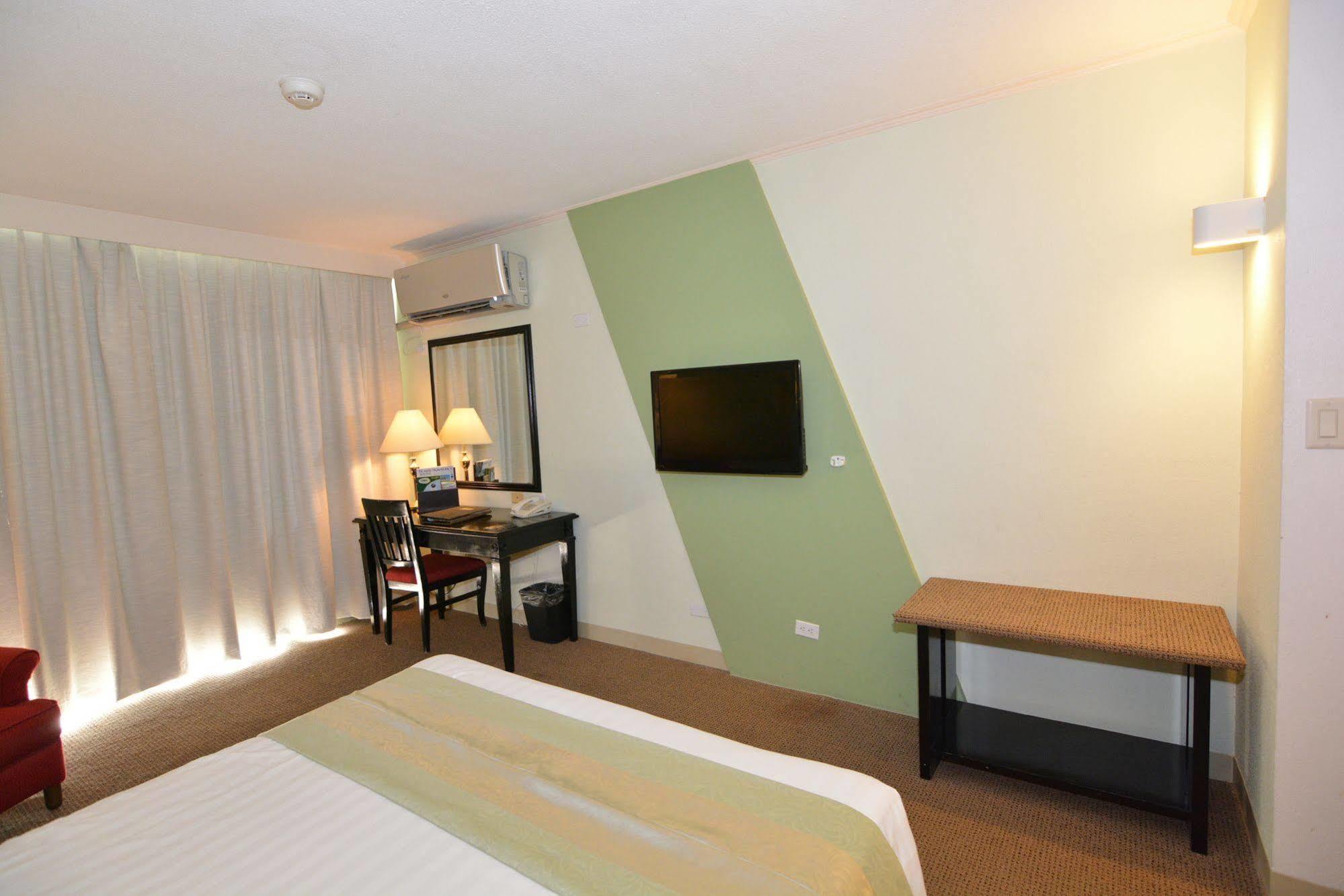 Century Hotel Garapan Eksteriør bilde